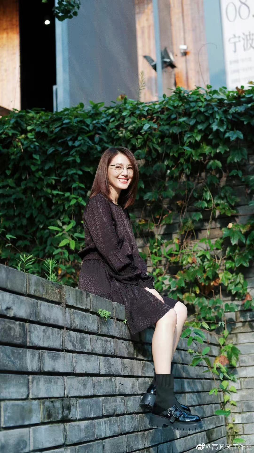 41岁高圆圆穿清纯白裙气质好,高圆圆现身街头穿白裙露香肩