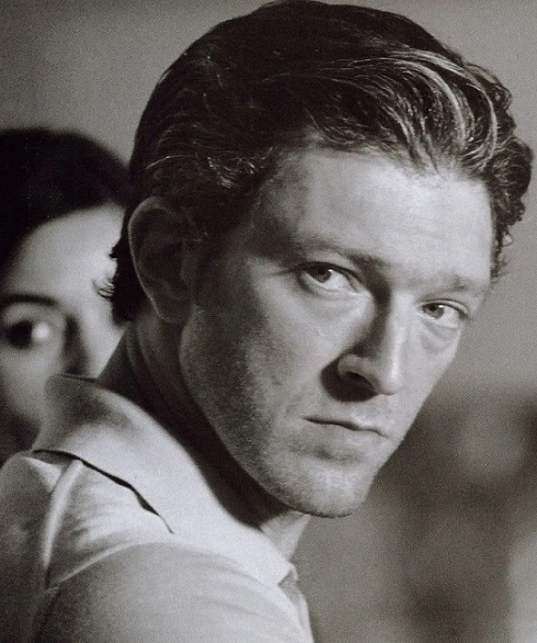 莫妮卡•贝鲁奇穿开叉裙,身材火辣不似55岁,10岁女儿颜值却被嘲