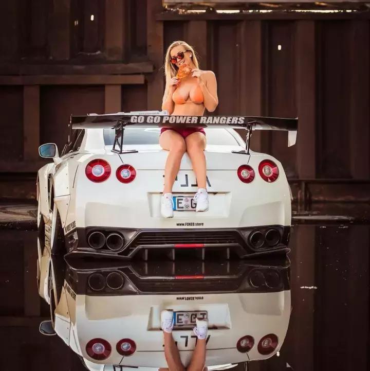 自从坐上了小姐姐的GT-R之后，天天都能体验速度与激情的快感