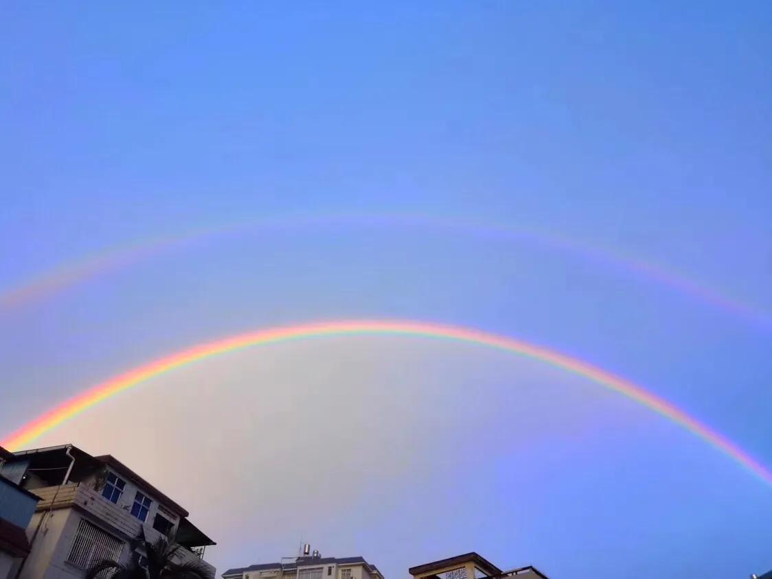 郁南都城暴雨夜景,雨后彩虹五彩丹霞太美了