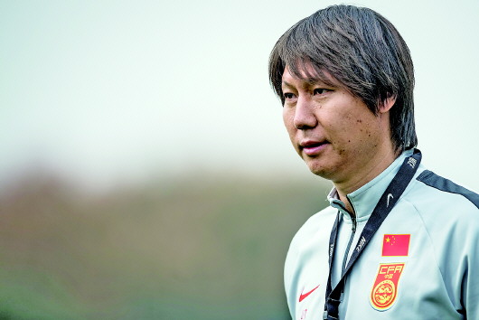 国足主帅李铁引领众将亮相,二李一王