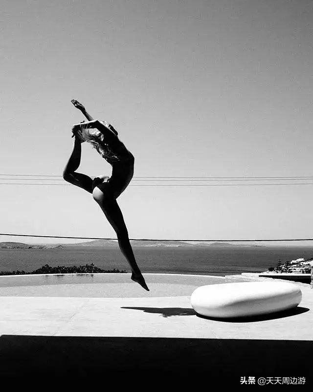 她在世界各地拍下裸照，吸引了8000万的粉丝，却没有一张是色情的