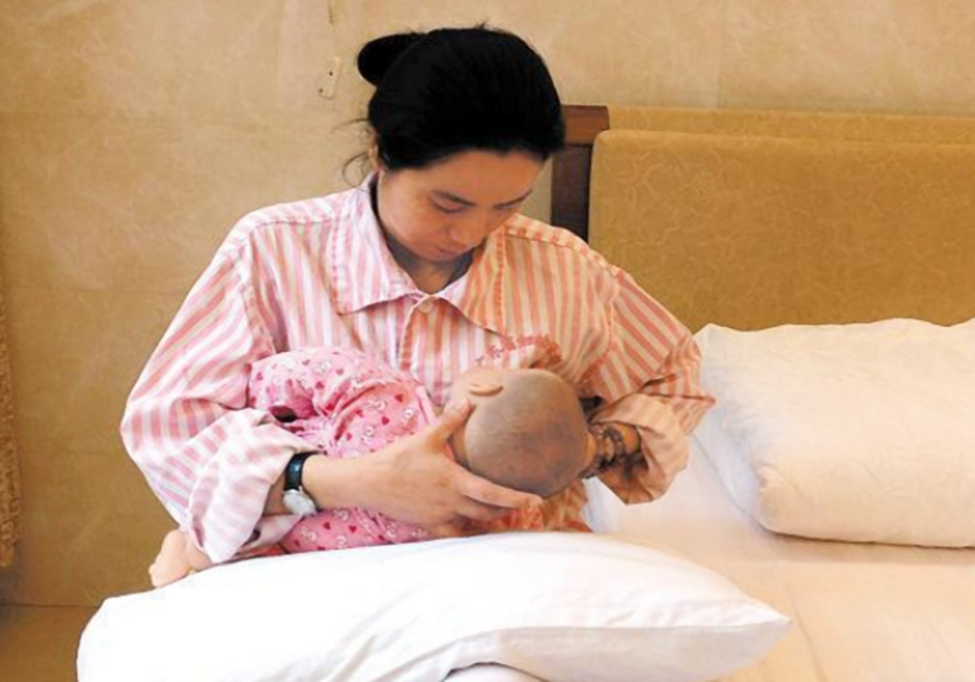 宝宝总是迷糊时候喝奶怎么办,为什么宝宝会喝迷糊奶