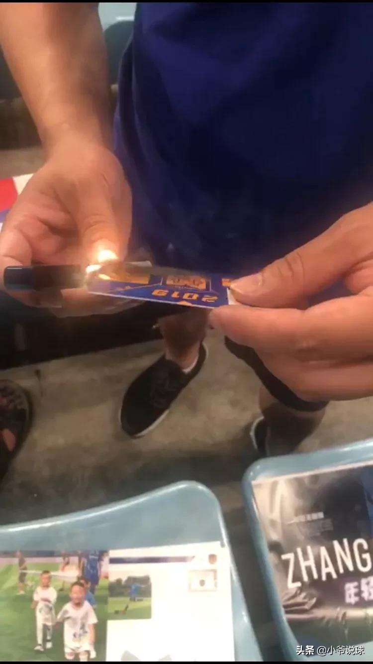 苏宁球迷扔年卡,球迷扔饮料罐事件