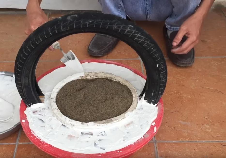 农村老爸把洗脚盆里灌水泥，做了个手提花盆，力气小的人还搬不动