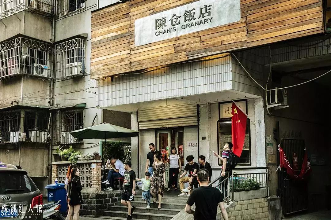 无言的年轮,嘴角的油渍,忆不尽的是陈旧时光。