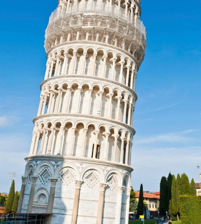 比萨斜塔为何倾斜不倒塌,比萨斜塔扶正需要4千年吗