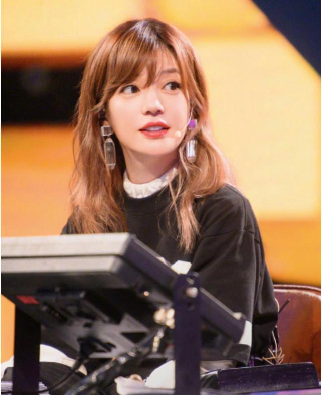 赵薇终于会打扮自己！43岁不过是换了新发色，却比整容还厉害