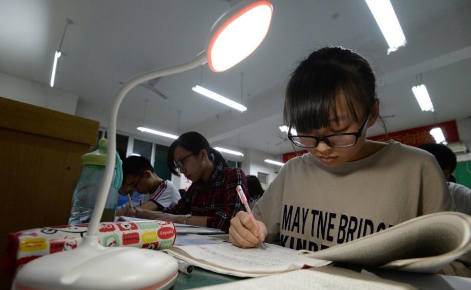 初中生每晚熬夜做作业怎么办,初中生每天熬夜写作业到凌晨两点