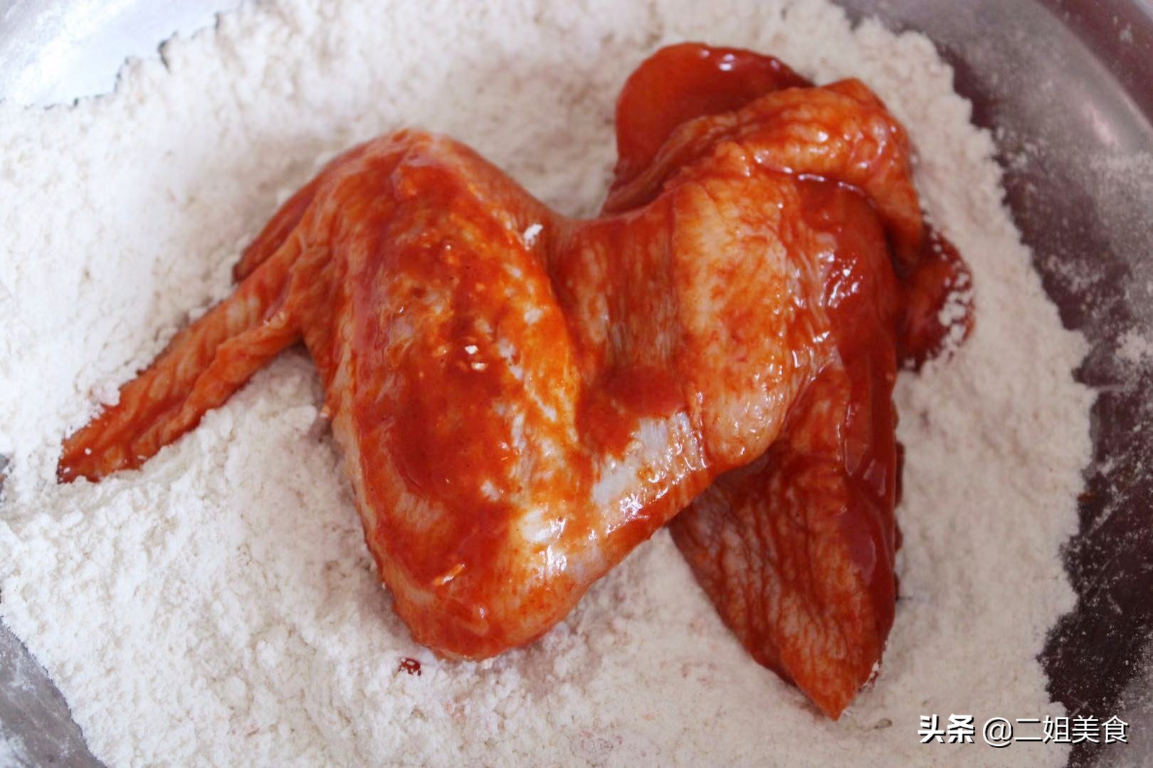 奥尔良鸡翅不用出去买,手把手教你做,外酥里嫩,好吃到舔手指