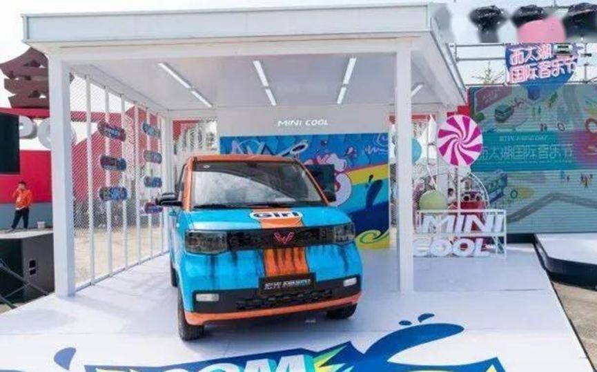 五菱宏光mini走街头,五菱宏光minievgameboy版试驾