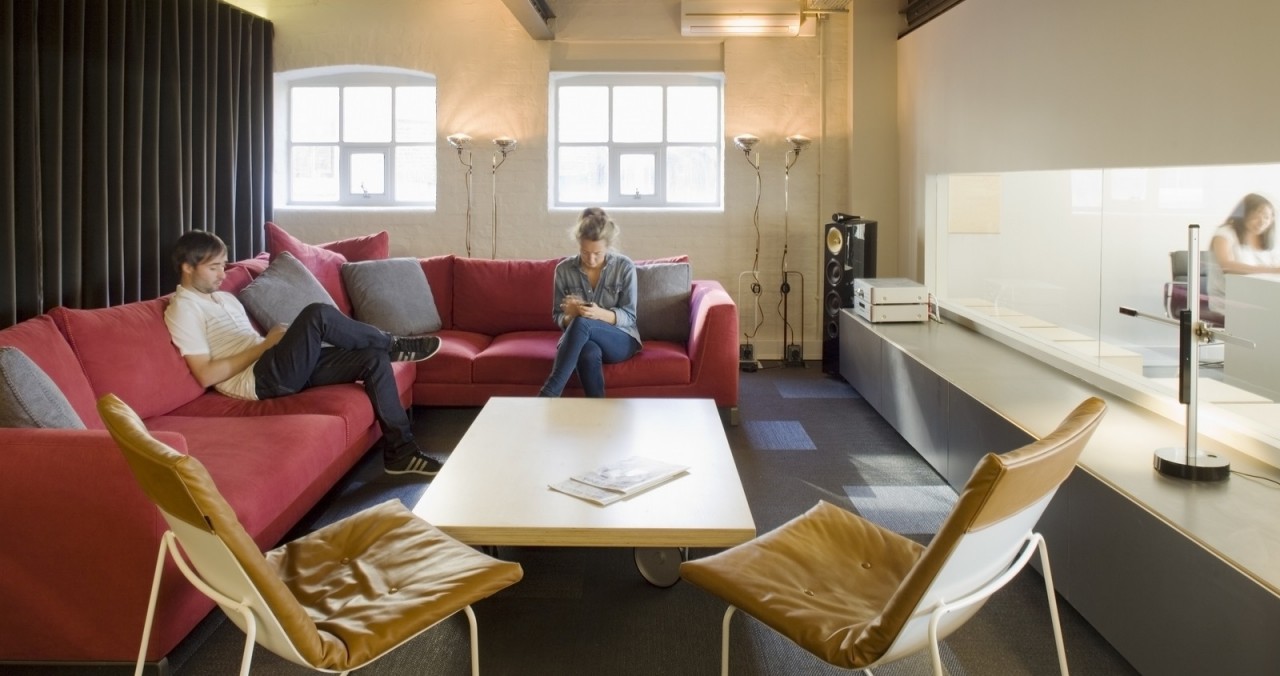 打工人该用哪种午睡姿势,没有床最好的午休姿势