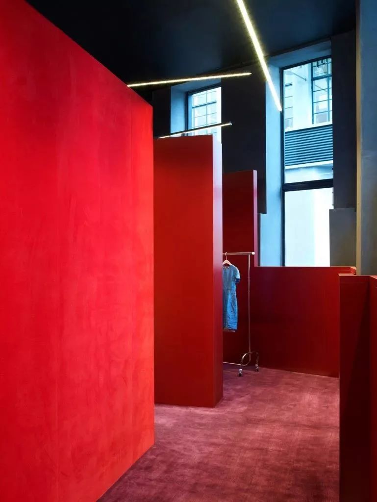 全球仅50多家店、年销售2亿欧元的Acne，门头竟然无LOGO？