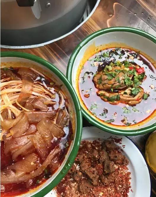 终于被我吃到了！这一锅90年代的麻辣烫，才是咱老成都挂念的市井味啊！