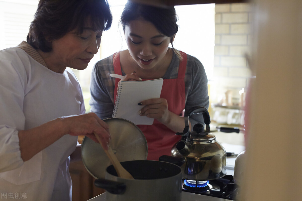 婆婆生日，弟媳送耳环我孝敬2万，婆婆嫌我给少，老公：爱要不要