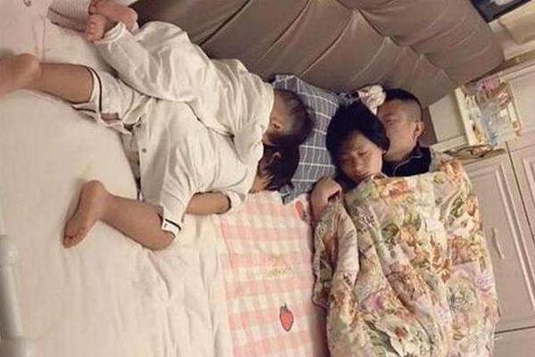 家长陪娃睡觉的图片,90后父母带孩子睡觉照片