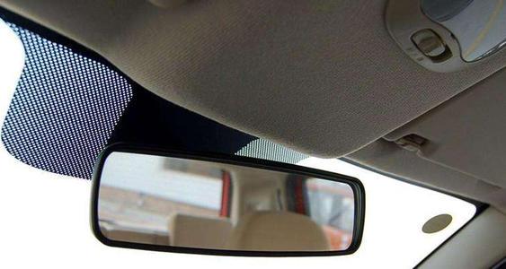 挡风玻璃小黑点老司机恍然大悟,前挡风玻璃边缘小黑点能不能贴膜