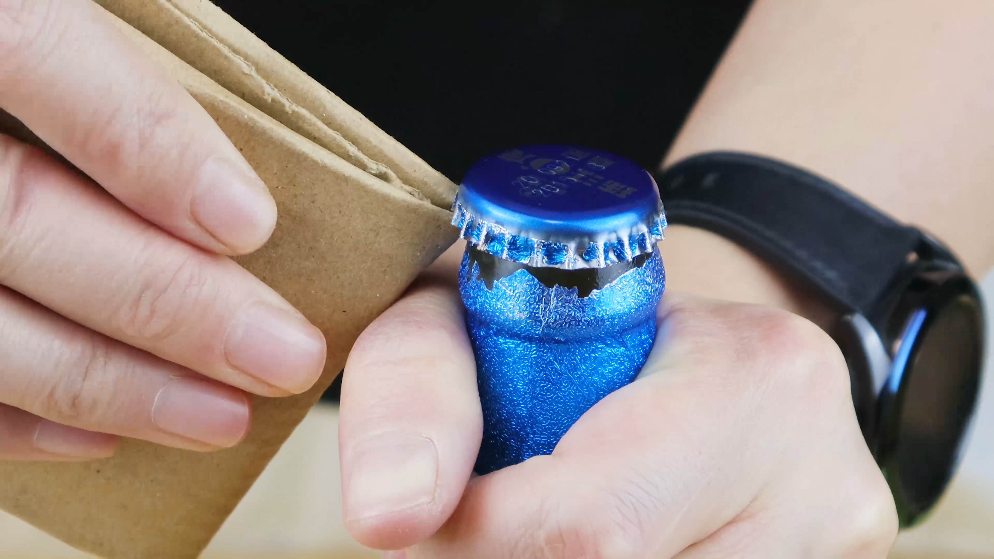 才发现，原来啤酒瓶盖里藏有“小机关”，掌握之后小女生也能拧开