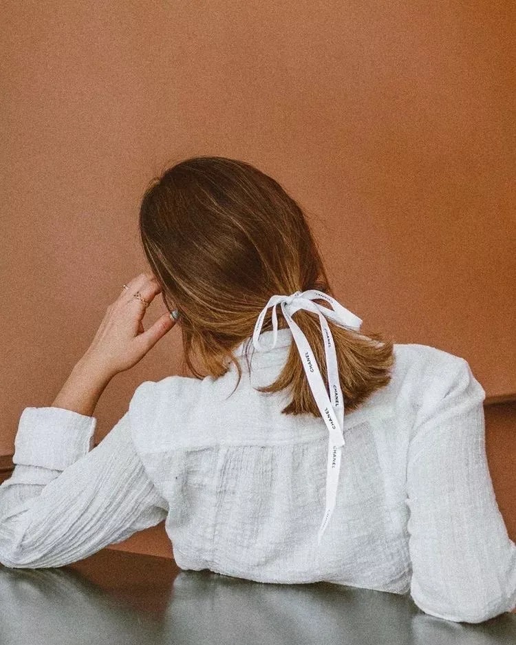 丝巾有什么时髦的使用方法,夏天系丝巾怎样发朋友圈