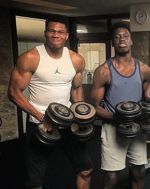 字母哥穿球衣像紧身衣,字母哥肌肉变化史