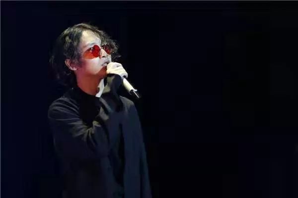 一个沉寂了十一年的歌手，我希望他火