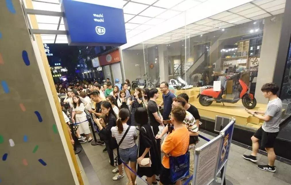 周杰伦奶茶店排队200人,周杰伦198元奶茶