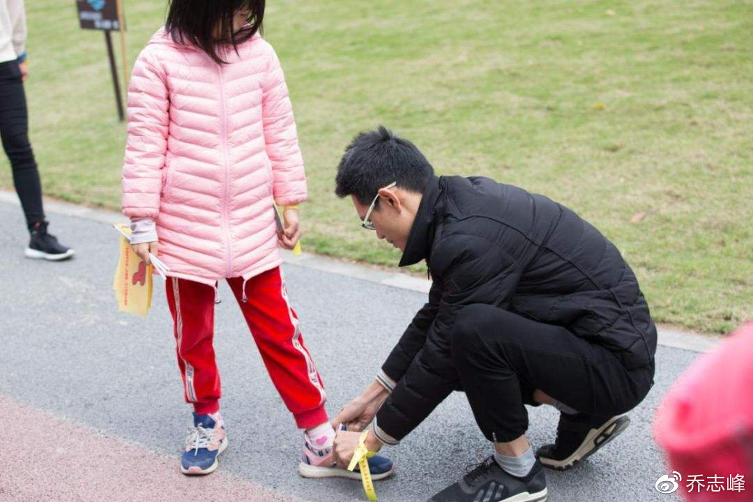 你家的孩子会系鞋带吗,孩子会系鞋带了妈妈说的话
