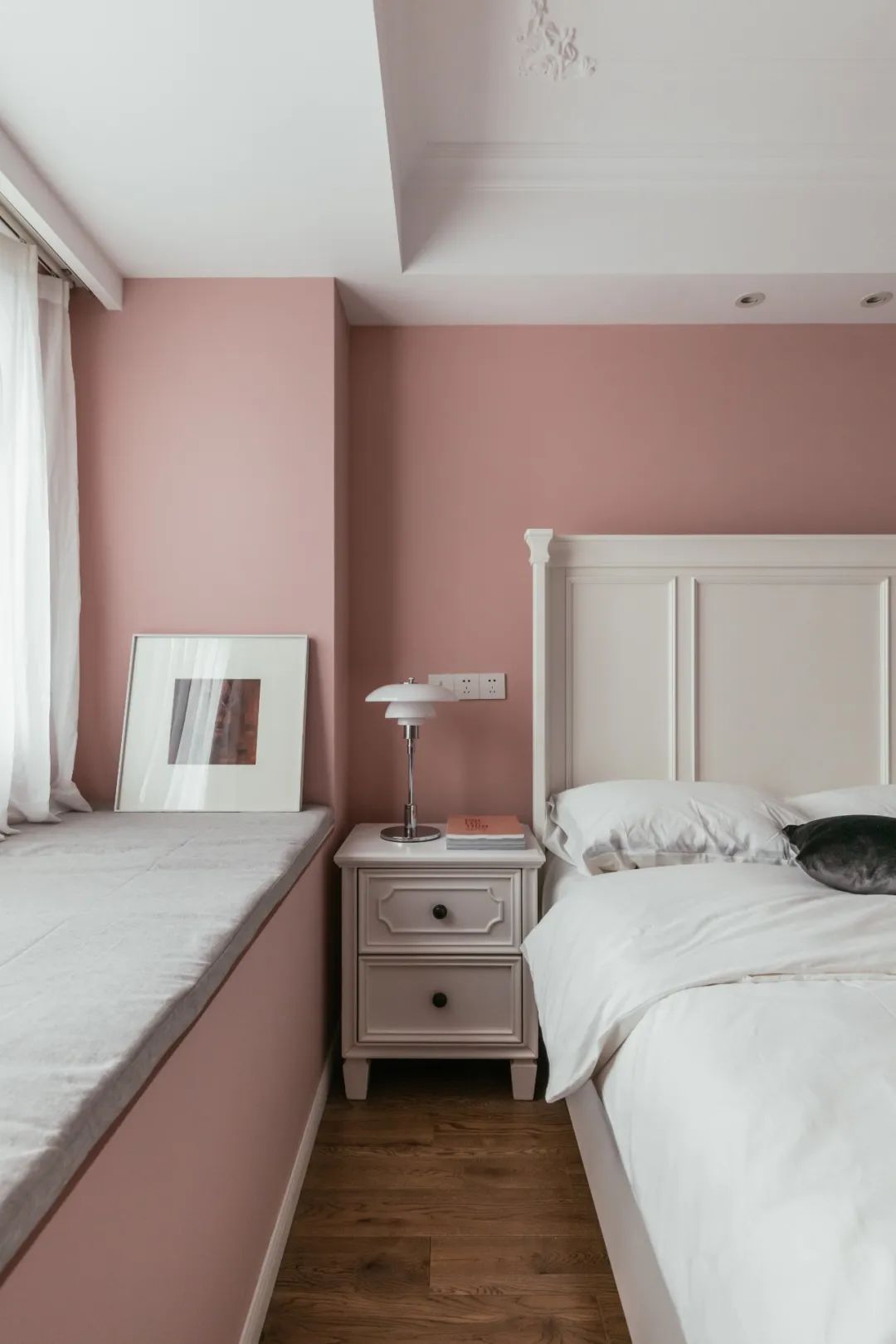 不顾后果砸掉飘窗,锤子砸下去瞬间,她们就后悔了