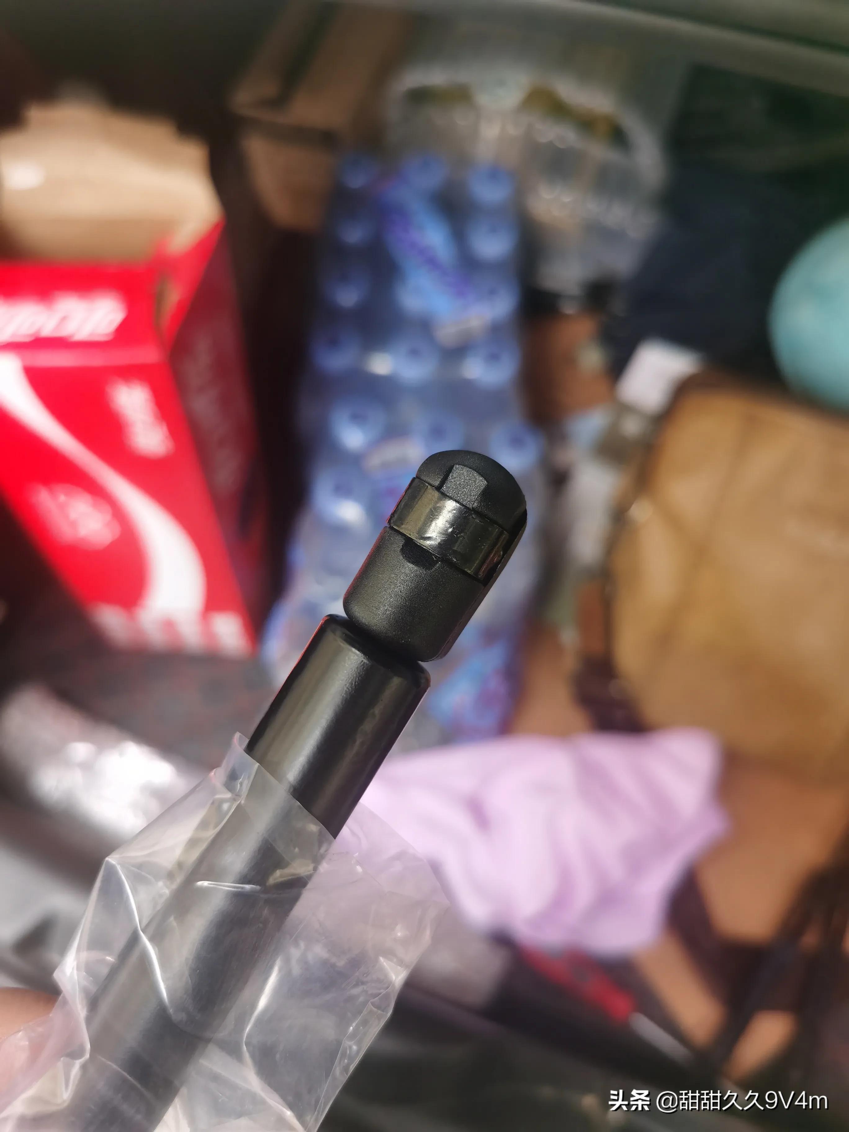 雪铁龙世嘉更换后备箱液压杆教程,雪铁龙世嘉2013三厢后备箱液压杆