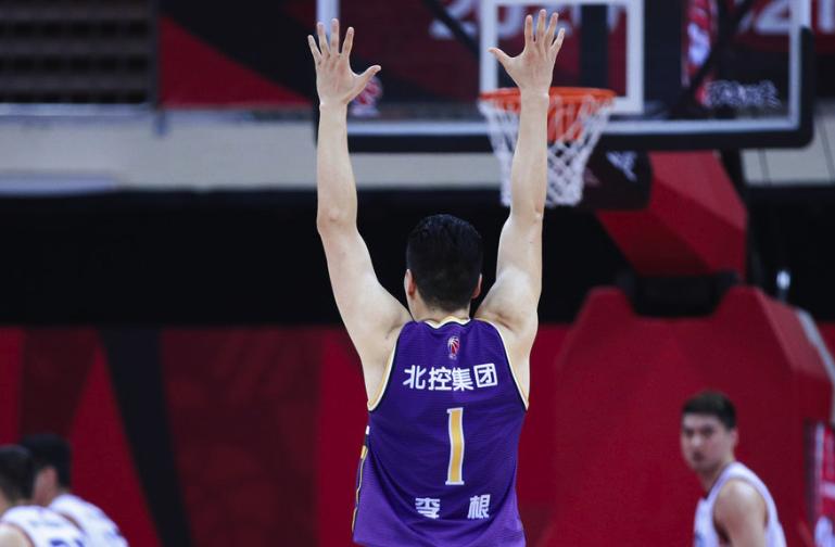 睁眼说瞎话？李根踹裆动作被抓，解说表示问题不大，裁判直接驱逐