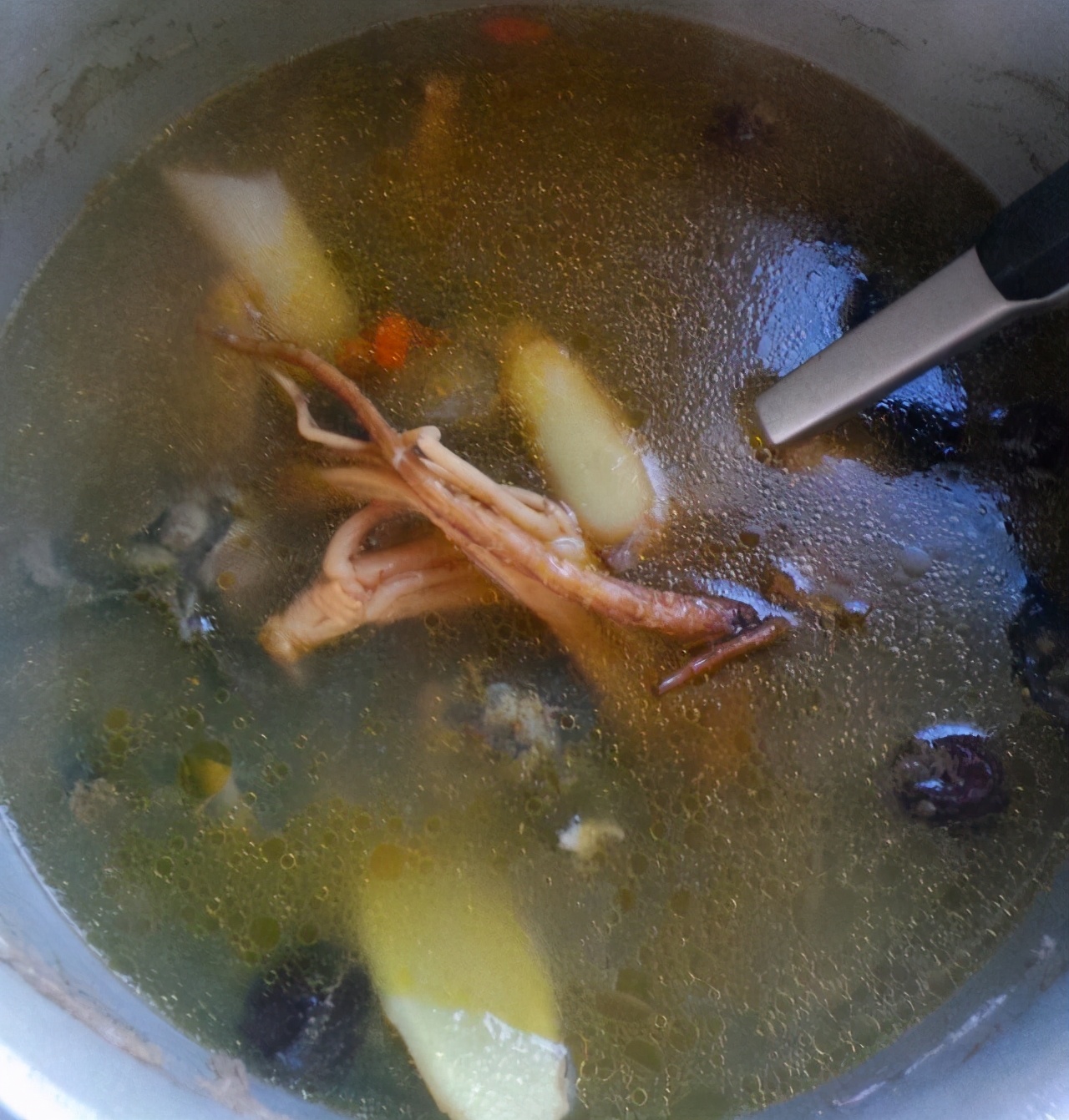 在家炖乌鸡汤，只要注意这“1步”，鸡汤鲜美味道香浓