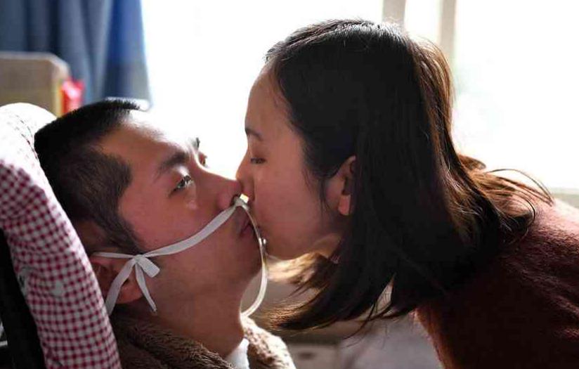 不离不弃照顾煤气中毒植物人,相恋八年男朋友变成植物人