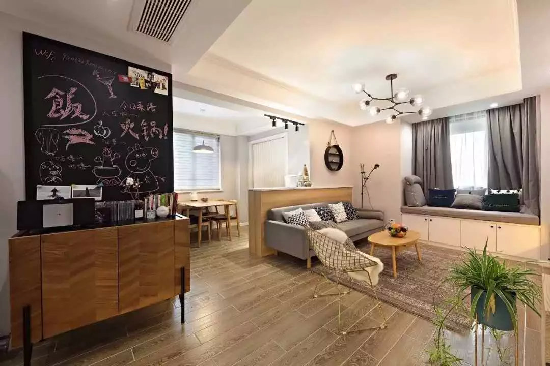 家里装修墙壁太单调怎么办,家里空白墙面怎么装饰实用