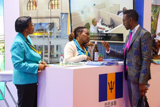 蕾哈娜为什么是山东歌后,巴巴多斯是哪里