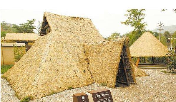 人类的祖先是怎样生活的60字,人类祖先最早发明的房子