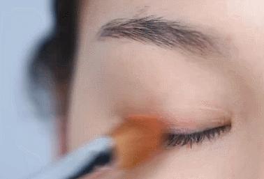 网红眼影盘ins眼影画法,红色眼影和橙色眼影搭配画法