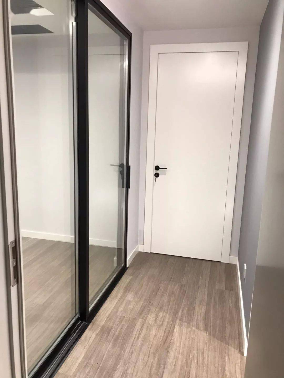 原木色家具白色木门,老师傅木门讲解