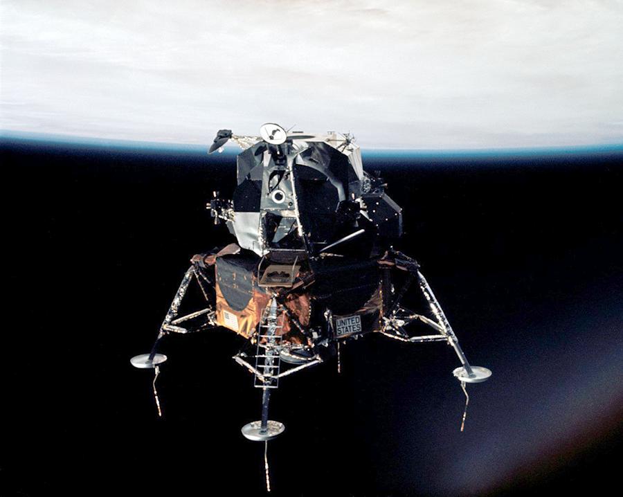 阿波罗事故7名宇航员,阿波罗十一号降落在陨石坑里