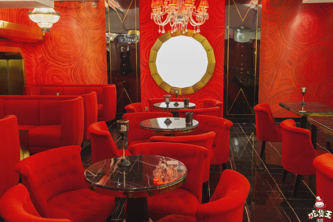 这家藏在居民楼里の「复古酒吧」，居然靠着“人气美食”上位？