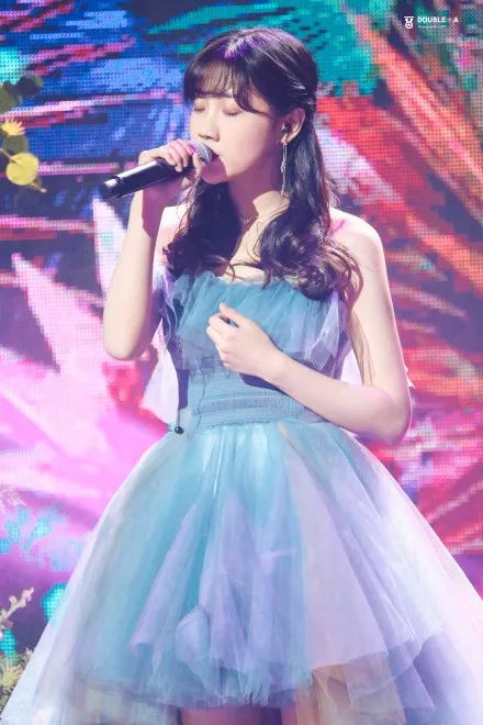 鞠婧祎李艺彤honey舞台,鞠婧祎港风复古妆容