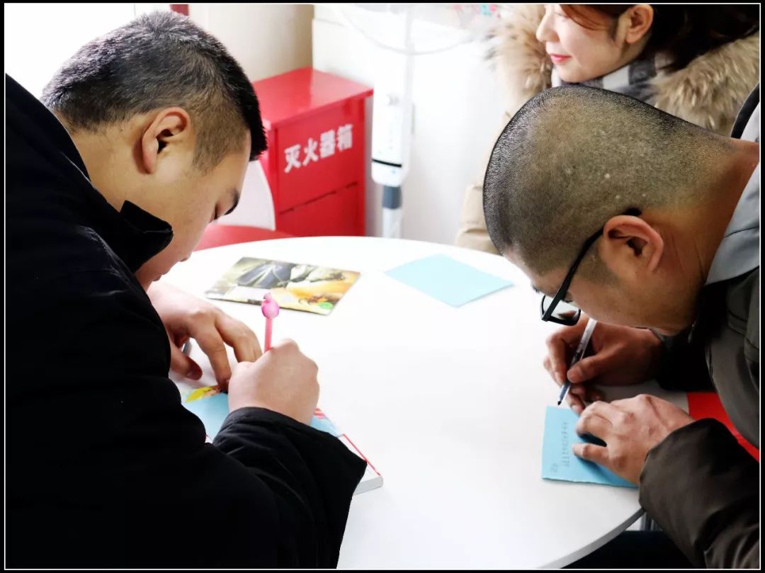 为社区留守儿童辅导功课,心系留守儿童关爱他们成长