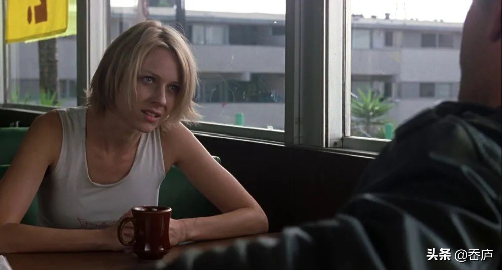 他是电影圈中的咖啡老炮，3岁开始喝咖啡，每天畅饮20杯