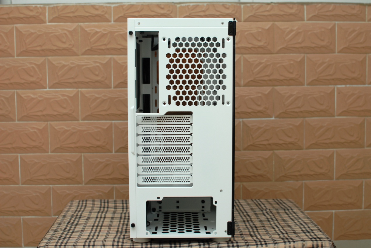 thermaltake机箱挑战者h6,真材实料看得到的产品