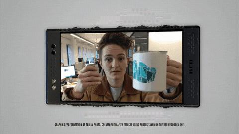 手机只要贴上膜就能观看3d电影,拍一条手机免费贴膜的视频