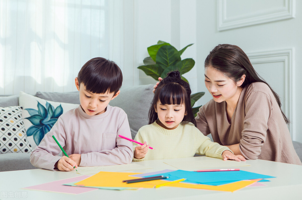 俩小孩打架父母怎么处理,两个孩子打架爸妈怎么处理