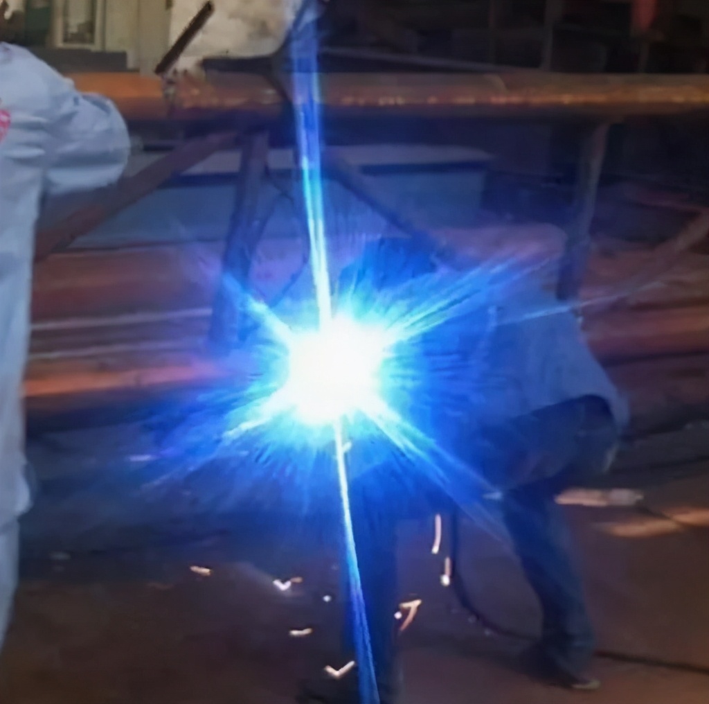 如何校正焊接变形视频,如何矫正薄板焊接变形