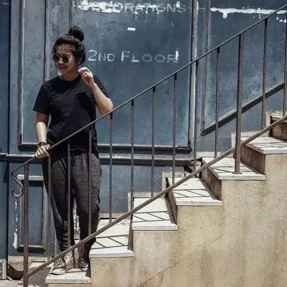 楼梯背景怎么拍照姿势好看,在废弃楼梯怎么复古拍照