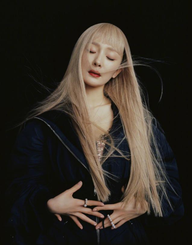 杨幂难得换新发型，穿豹纹拍大片上热搜，却遭亲爸吐槽马甲线不足