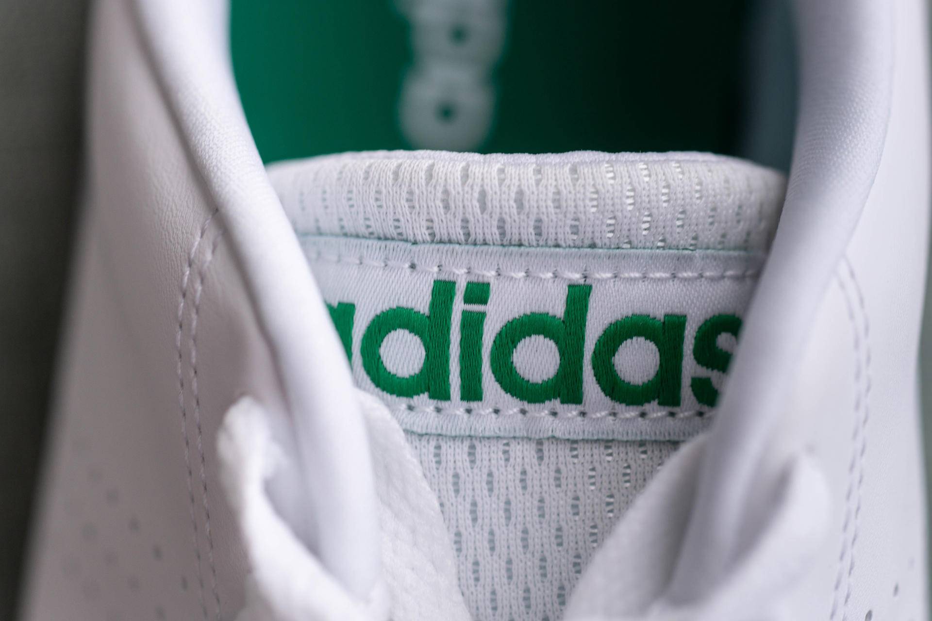 阿迪和耐克小白鞋哪个好,阿迪达斯和小白