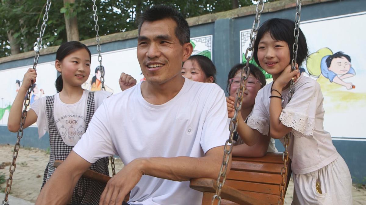 80后“白发校长”张鹏程:为了学生,不要“家”了